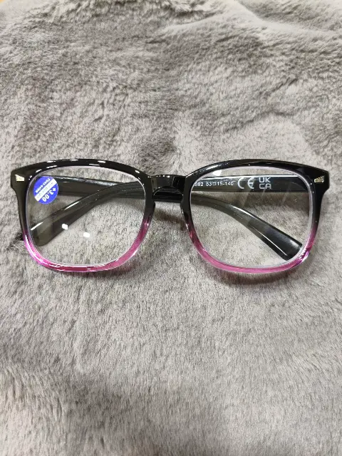 Gafas de lectura rectangulares degradadas de negro a rosa con filtro de luz azul y graduación +3.00, vista 1