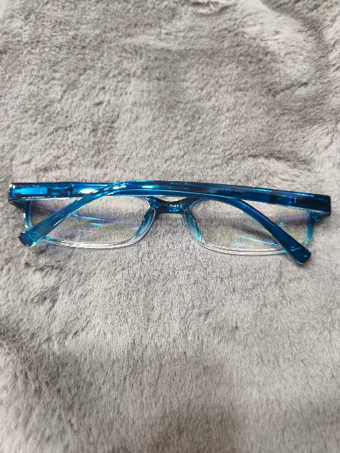 Gafas de lectura rectangulares estrechas degradadas en tono azul con graduación +1.50, vista 2