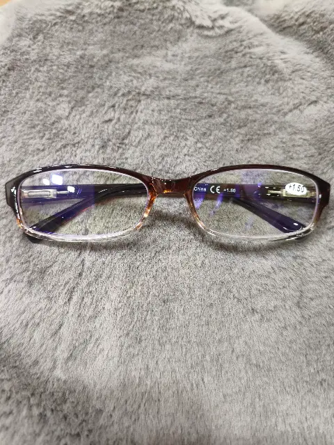 Gafas de lectura rectangulares estrechas degradadas en tono café con graduación +1.50, vista 1