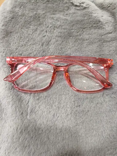 Gafas de lectura rectangulares de montura rosa translúcida con filtro de luz azul y graduación +3.00, vista 2