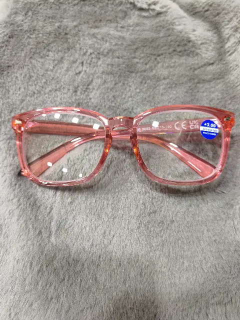 Gafas de lectura rectangulares de montura rosa translúcida con filtro de luz azul y graduación +3.00, vista 1