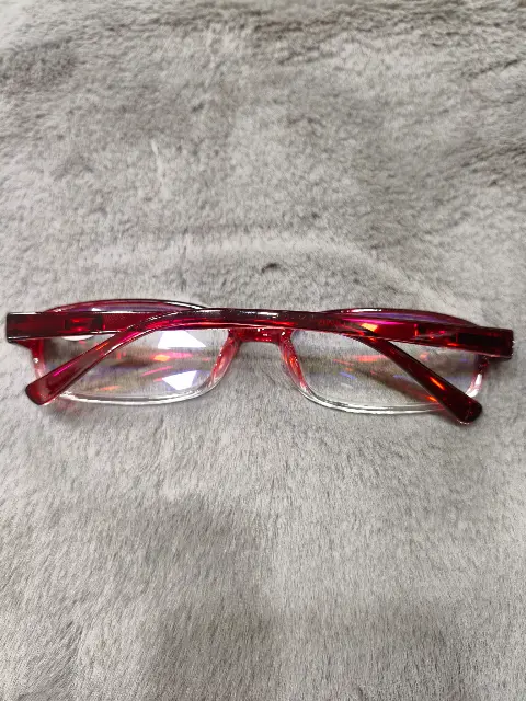 Gafas de lectura rectangulares estrechas degradadas en tono rojo vino con graduación +1.50, vista 2