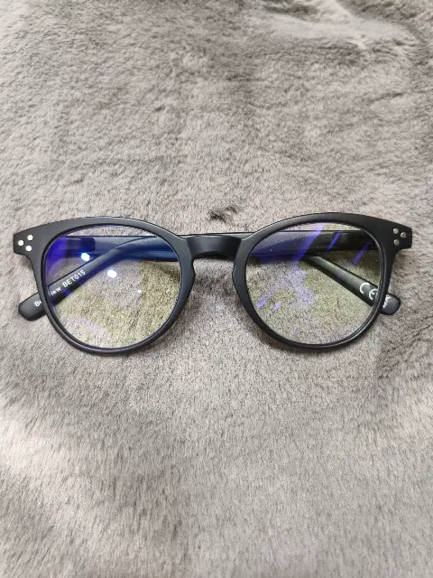 Gafas para computadora de descanso redondeadas de color negro mate con filtro de luz azul , vista 1