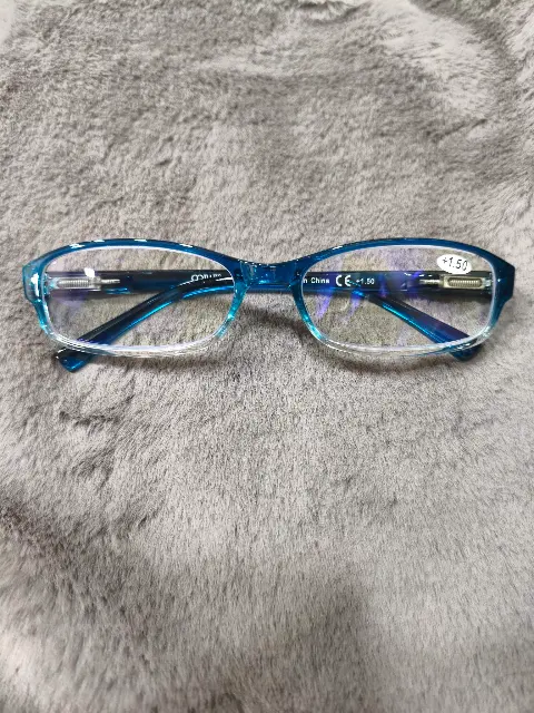 Gafas de lectura rectangulares estrechas degradadas en tono azul con graduación +1.50, vista 1