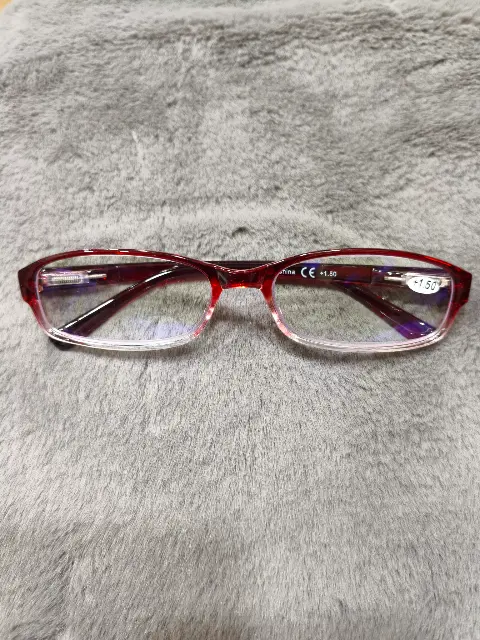 Gafas de lectura rectangulares estrechas degradadas en tono rojo vino con graduación +1.50, vista 1