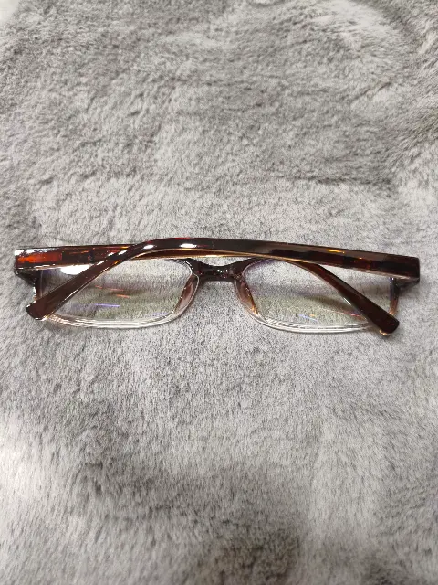 Gafas de lectura rectangulares estrechas degradadas en tono café con graduación +1.50, vista 2