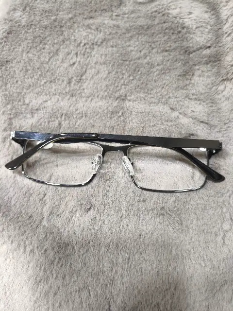 Gafas de lectura rectangulares de metal negro con graduación +1.50, vista 2