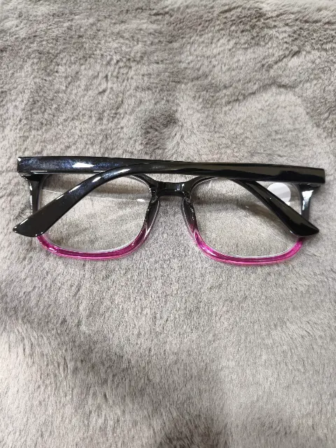 Gafas de lectura rectangulares degradadas de negro a rosa con filtro de luz azul y graduación +3.00, vista 2
